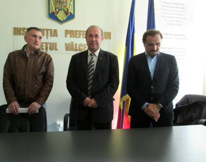 Dumitru Cornoiu (foto mijloc) a obţinut în instanţă anularea hotărârilor prin care Romulus Bulacu şi Gheorghe Păsat au fost desemnaţi să conducă CJ Vâlcea. FOTO arhiva Adevarul