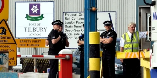 Pasageri clandestini descoperiti intr-un container in Marea Britanie