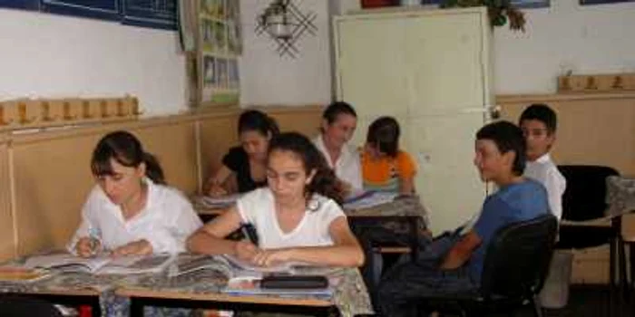 Elevii au fost evacuaţi din sălile de clasă