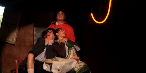 Scenă din "Poveşti de familie". FOTO: TEATRUL MARIA FILOTTI