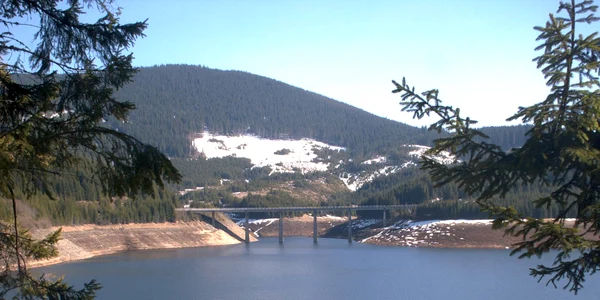Lacul Oaşa. Centralele hidroelectrice sunt cele mai profitabile investiţii în producţia de energie nepoluantă.