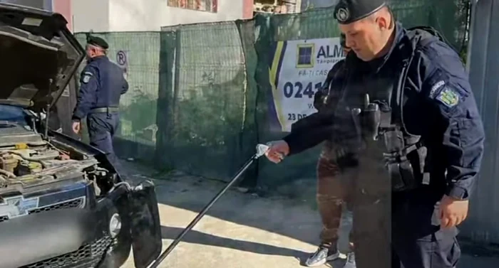 Jandarmii au prins șarpele care s-a ascuns în blocul motor al mașinii FOTO: captură video IJJ Tulcea