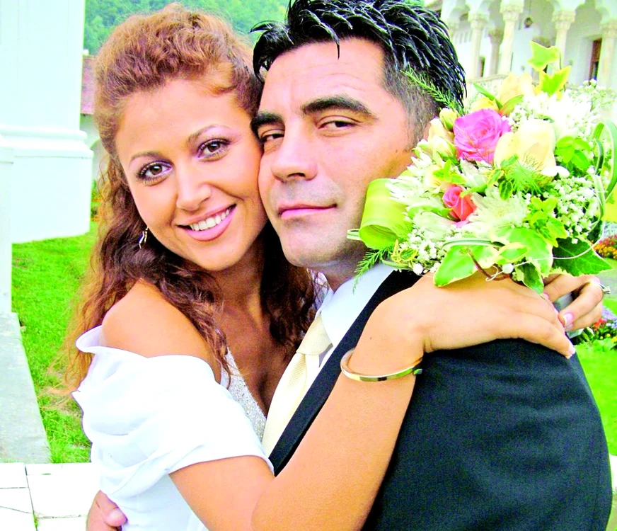 A fost căsătorită cu Marcel Toader (medalion sus) şi, apoi, a avut o relaţie cu Codin Maticiuc (medalion jos)