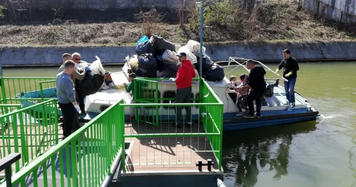 Vaporaşul Lugojel a fost încărcat cu deşeuri