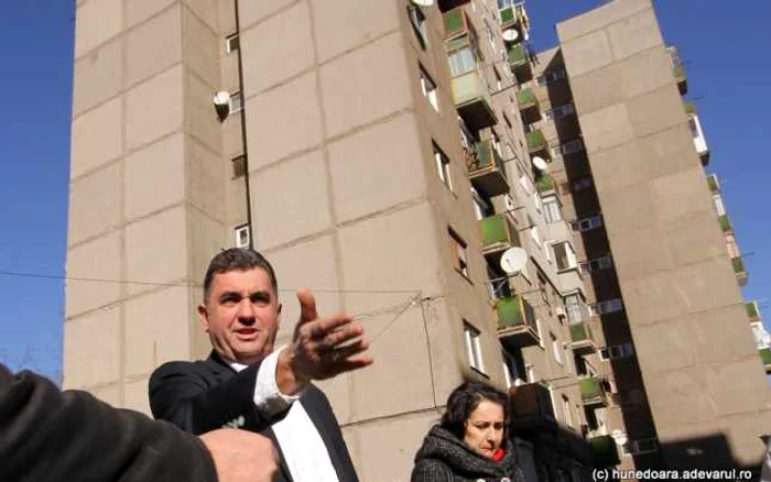 Petru Mărginean spune că 11 blocuri au fost reabilitate termic, pe fonduri UE. FOTO: Daniel Guţă.