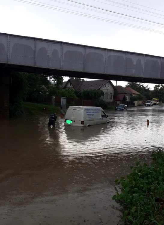 DN64 inundat la intrare în Drăgășani Foto ISU Vâlcea jpeg