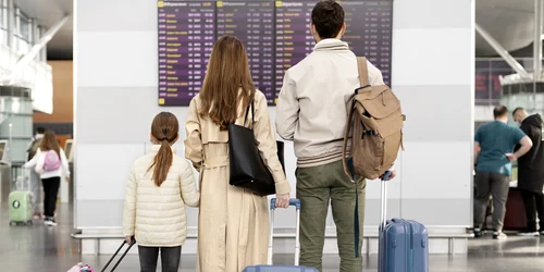 Emigrarea este o decizie dificilă pentru multi romani  Foto Freepik com jpg