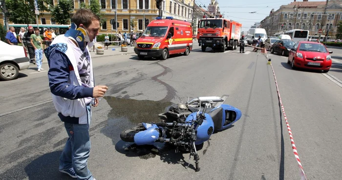 Accident în faţa Prefecturii. Foto Caius Raţiu