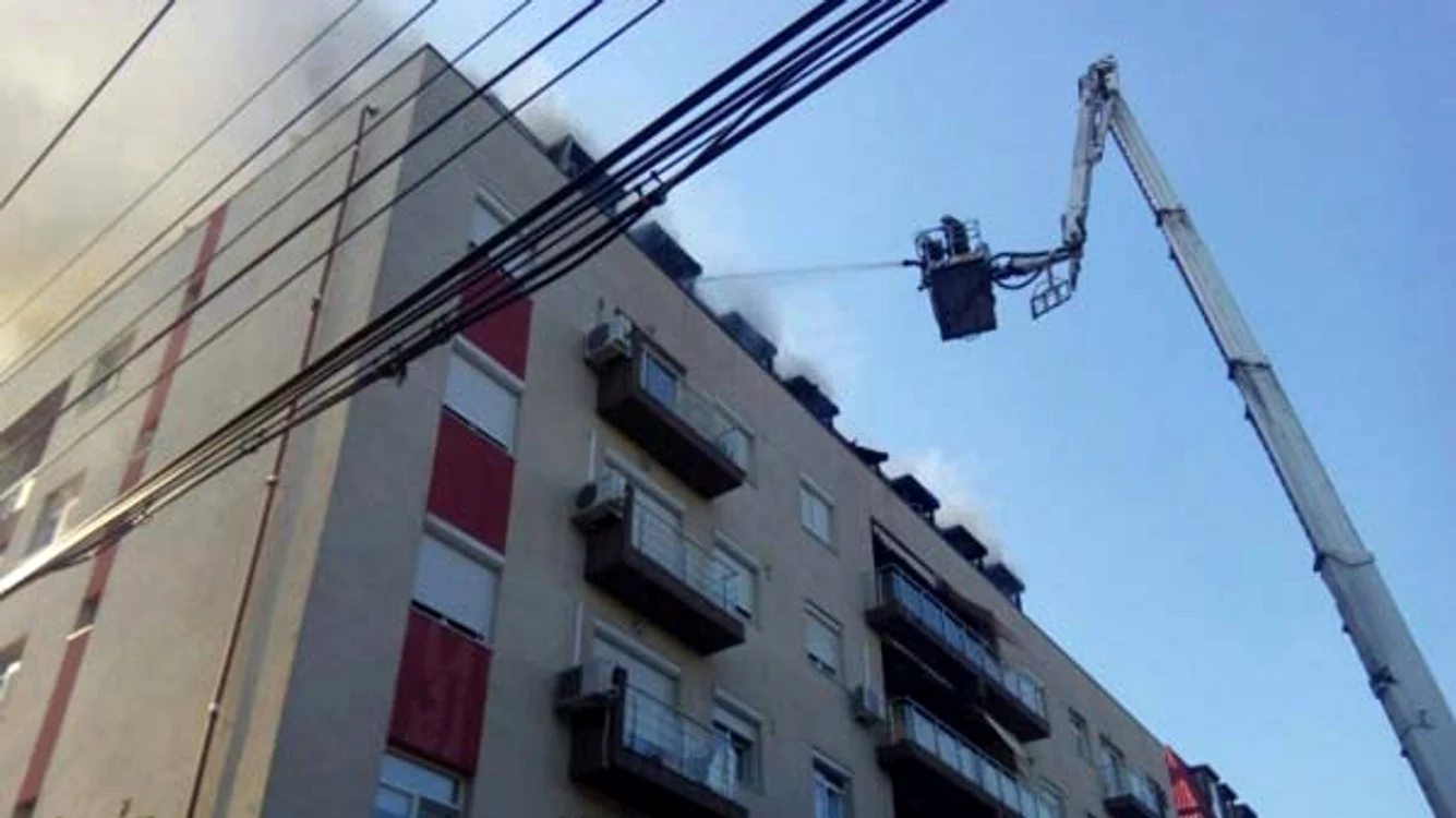 
    La faţa locului s-au deplasat mai multe autospeciale care încearcă să stingă flăcările puternice Foto: ISU Bucuresti-Ilfov  