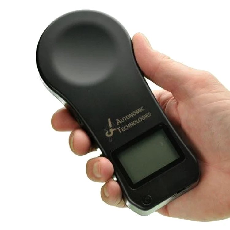 Telecomanda  transmite un semnal radio dispozitivului implantat sub obrazul pacienţilor FOTO news.yahoo.com