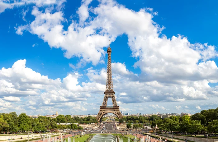 Turnul Eiffel străjuiește Parisul de un secol, de la înălțimea celor 324 de metri ai săiFoto:Shutterstock