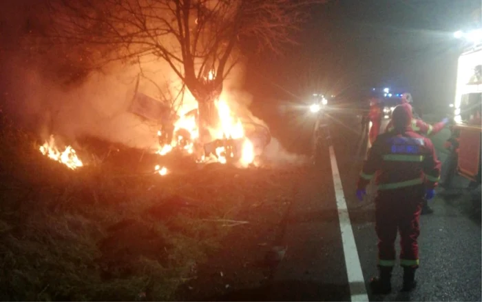 O șoferiță a murit carbonizată după ce maşina în care se afla s-a izbit de un copacfoto: ObservatorNews.ro