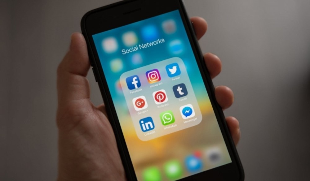 Dormitul în direct pe TikTok, ultima modă. Îmbogăţirea peste noapte, fantezia românilor. Medic psihiatru: „Nu este sănătos“