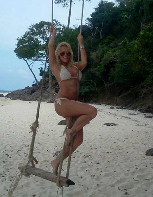 Delia Matache pe plajă în insula Phi Phi Lei