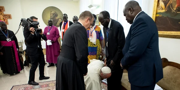papa francisc saruta picioarele politicienilor din suanul de sud foto epa efe
