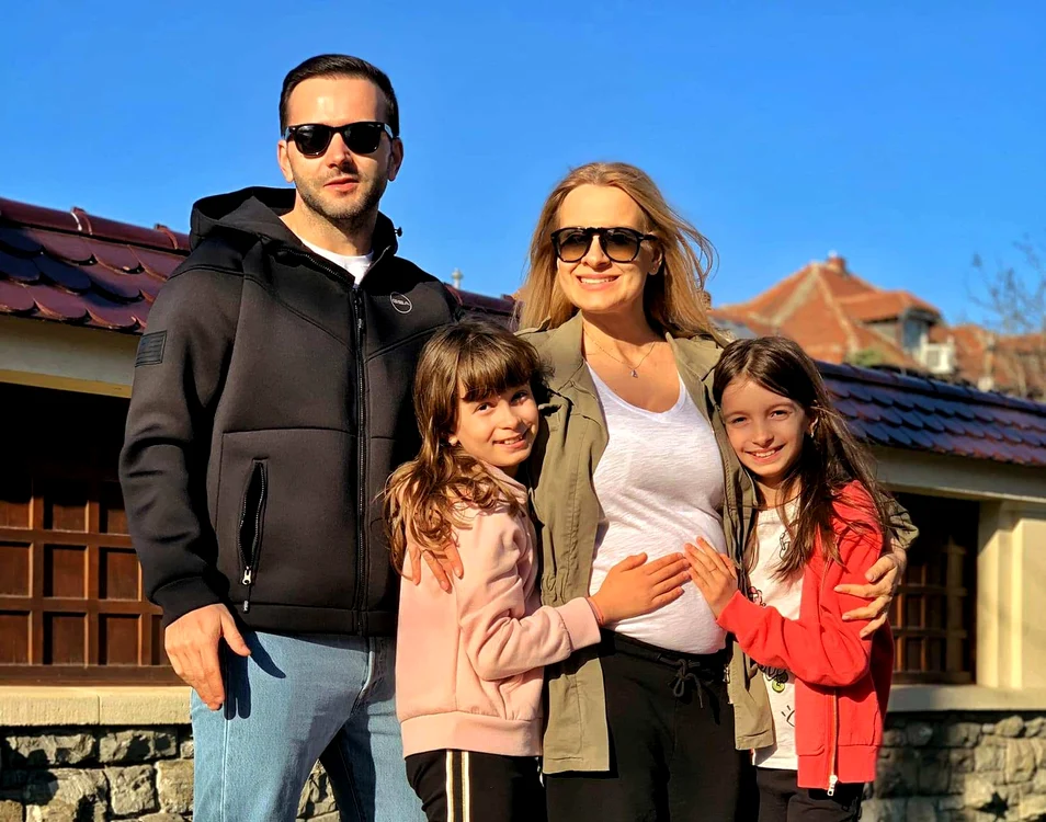 Mihai şi Gabriela Morar, alături de gemenele lor, au anunţat vestea cea bună chiar de Buna Vestirefoto: arhivă personală