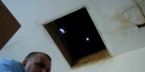 Prin acoperişul şcolii din Dorobanţi se vede cerul