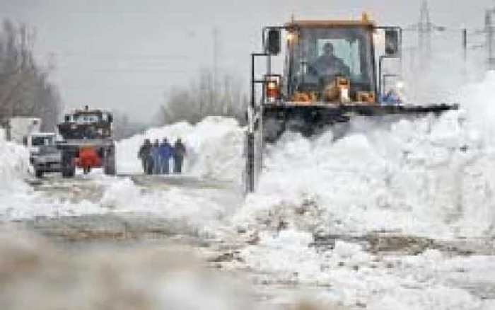 Plugurile intervin pe drumurile acoperite de nămeţi p Foto: afp