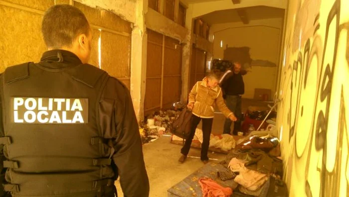 Poliţiştii locali au evacuat trei persoane din adăpostul improvizat