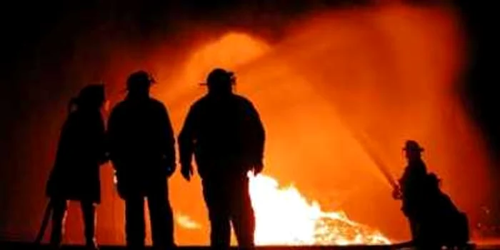 Suceava: Unui rădăuţean i-a fost incendiată maşina în cursul nopţii