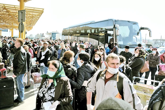 Mii de români au luat cu asalt aeroporturile în ultimele zile pentru a pleca la muncă în Vest