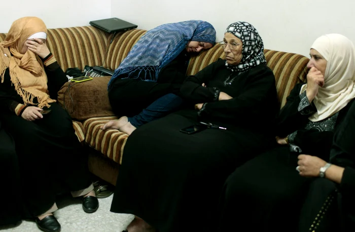 Suha Abu Khdeir (centru)