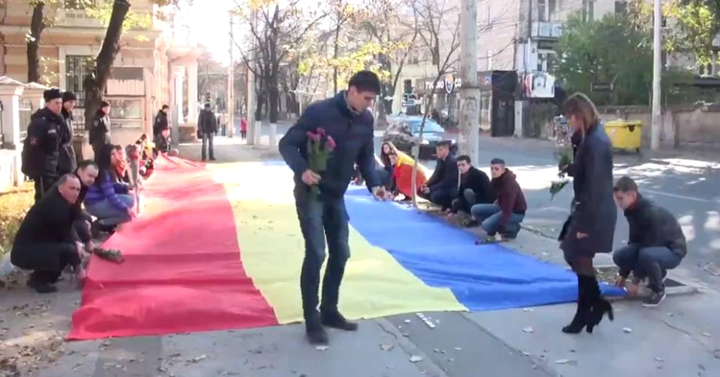 Moldovenii s-au strâns în faţa Ambasadei România la Chişinău şi au depus floriFoto: captură Digi24