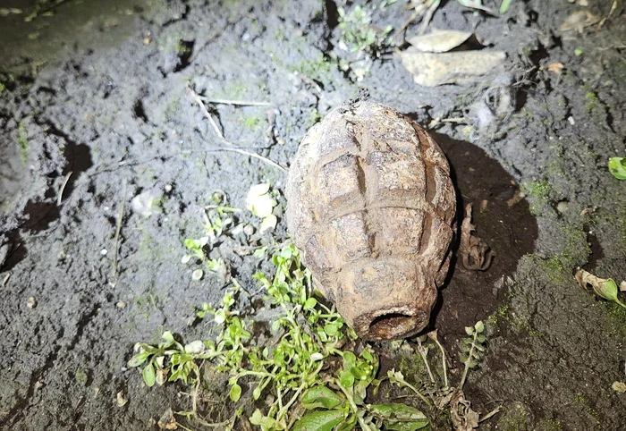 Grenadă neexplodată găsită în zona Gării din Galaţi FOTO: ISU Galați