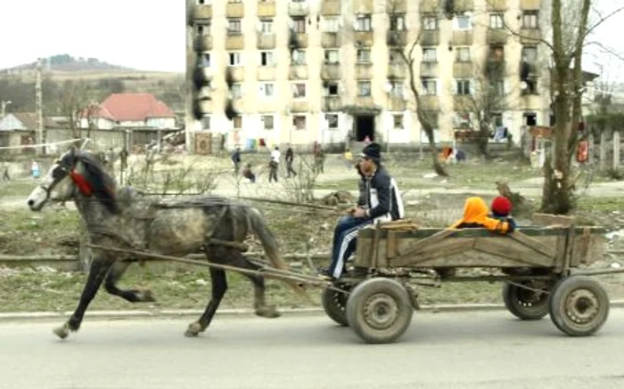 Chiriaşii blocurilor ghetou din municipiul Hunedoara sunt campioni la mizerie