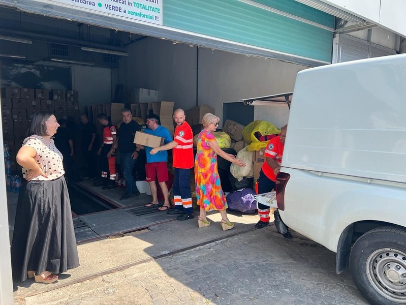 Peste 10.000 de sticle de apă, distribuite către Serviciul de Ambulanță, DGASMB și Jandermerie, anunță Nicușor Dan