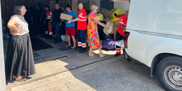 Peste 10 000 de sticle de apă, distribuite către Serviciul de Ambulanță, DGASMB și Jandermerie, anunță Nicușor Dan  Foto Facebook Nicușor Dan jpg