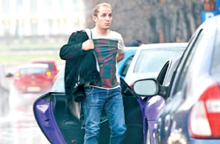 El se luptă  cu o cutie  voluminoasă...