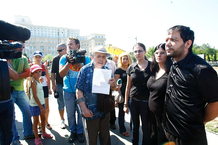 
    † Ionuţ Anghel a fost sfâşiat de o haită de  câini pe când se afla la joacă, lângă un parc din BucureştiFoto: Click!  