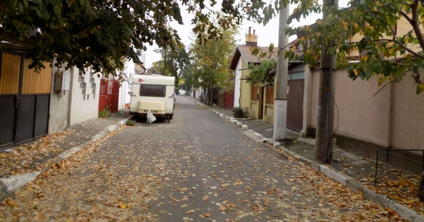 Aleea laterală a străzii Tudor Vladimirescu unde se află casa cu 3000 de rezidenţi FOTO Costel Crângan