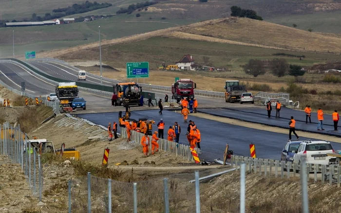 O bucată de autostradă, între Pitești și Curtea de Argeș este inaugurată în iunie