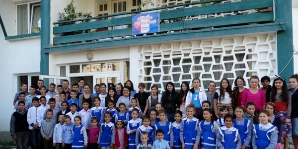 Copii orfelinat Broşteni