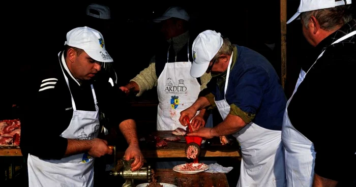 Măcelarii sătmăreni au impresionat prin dexteritate dar şi prin produsele delicioase preparate. FOTO - facebook