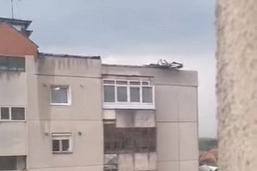Acoperișuri luate pe sus și mașini distruse după o furtună de numai 10 minute, în Satu Mare