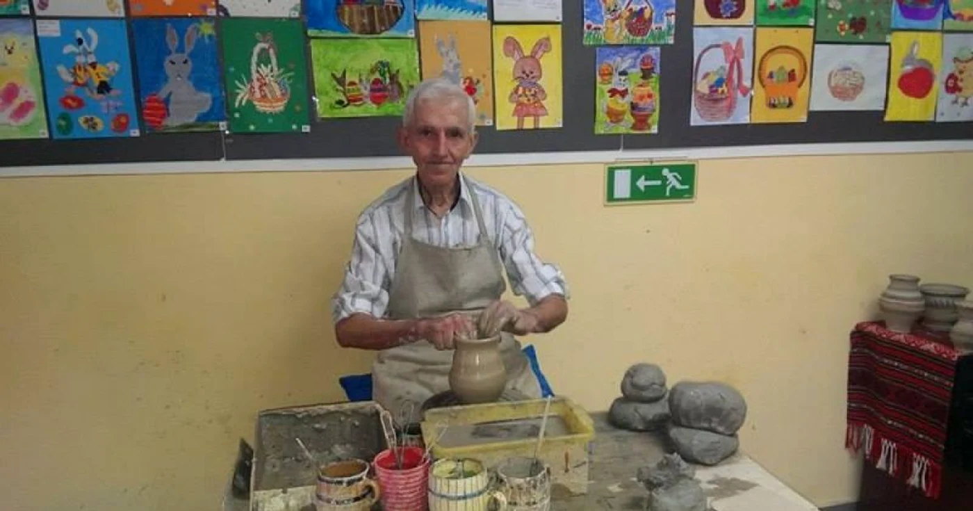 Dumitru Coneru, 73 de ani, lucrează oale şi străchini din lut de la vârsta 11 de ani