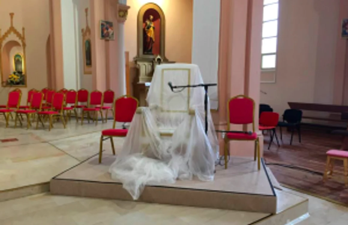 Scaunul pe care va sta Papa Francisc în biserica din Rakovski Sursa I. Iacob