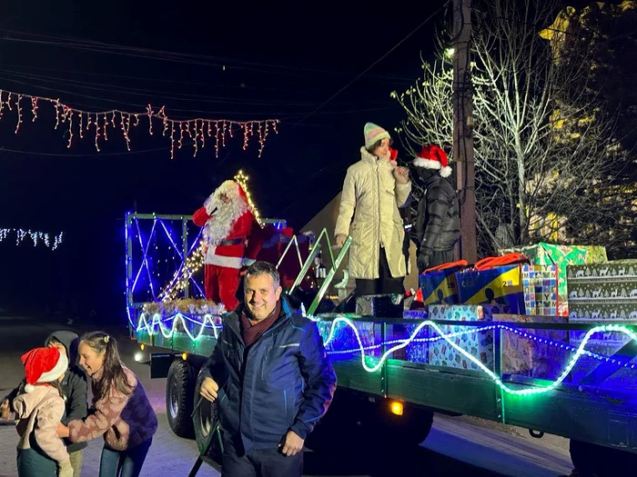 Georg Bardeau lângă tractorul cu daruri la Berliște FOTO Asociația Bardeau
