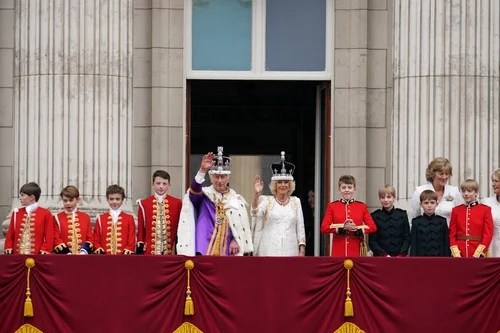 Regele Charles și Regina Camilla la balcon