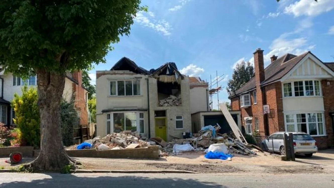 Vecinii sunt foarte nemulţumiţi de cele întâmplate, deoarece constructorul a distrus şi trotuarul din zonă în urma acestor demolărI FOTO: LeicestershireLive