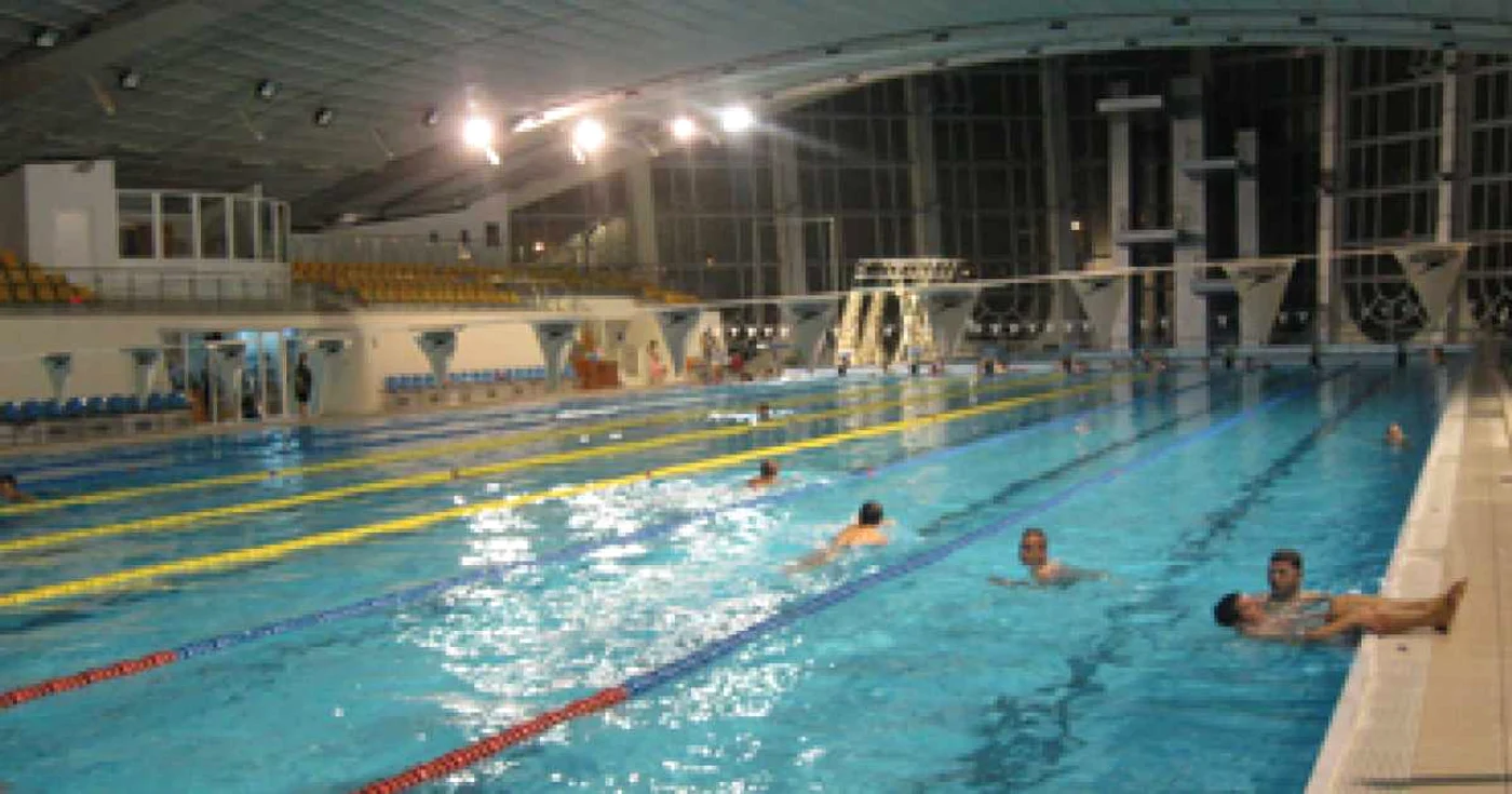 Bacău: Bazinul de înot, atracţia de weekend a băcăuanilor