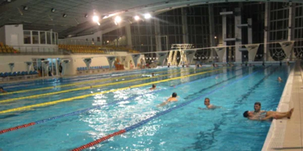 Bacău: Bazinul de înot, atracţia de weekend a băcăuanilor
