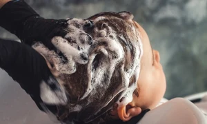 fetita spalata pe cap jpeg