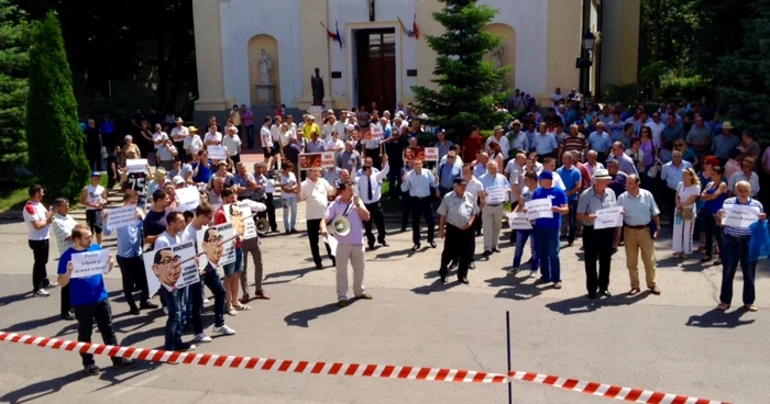 Liberalii au organizat un miting în faţa Prefecturii judeţului Suceava. FOTO: Dinu ZARĂ