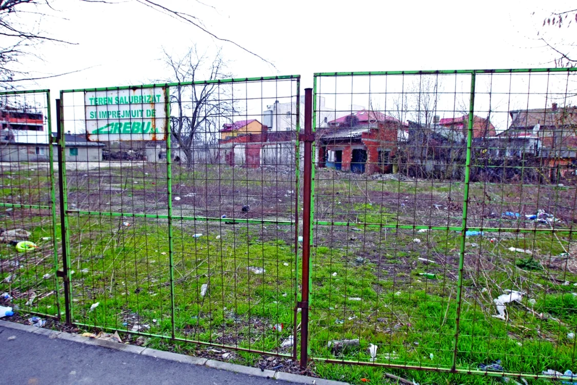 Şcoala Gimnazială nr. 165, din Sectorul 4 al Capitalei, are în folosinţă
un teren de 5.400 de metri pătraţi, pe strada Perşani, unde a
funcţionat şcoala până în 1985 FOTO: Eduard Enea/Adevărul
