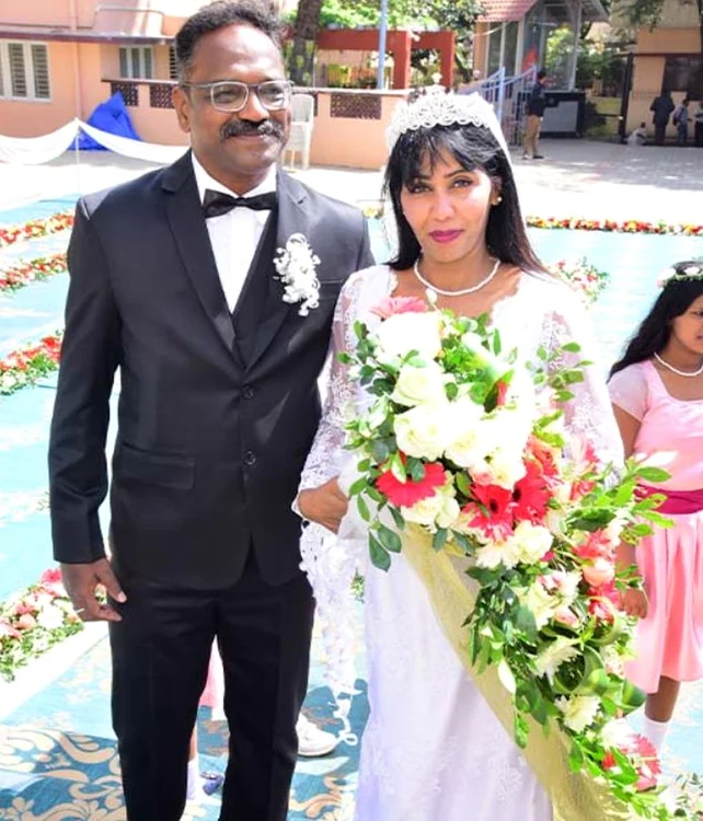 Mireasa Selvi Ceceliya A a primit buchetul cadou la nunta ei de argint (Foto: Guinness World Records