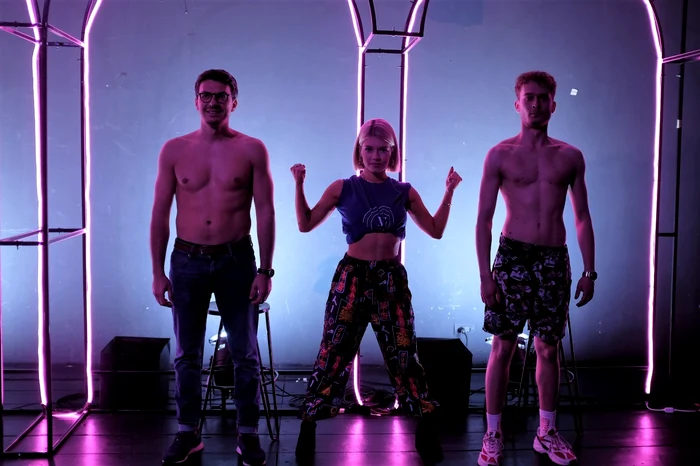 Actori în spectacolul „Sara/Mara” la Teatrul Apollo111